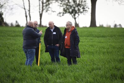 professionnels de l'agroécologie échangeant sur ls bonnes pratiques
